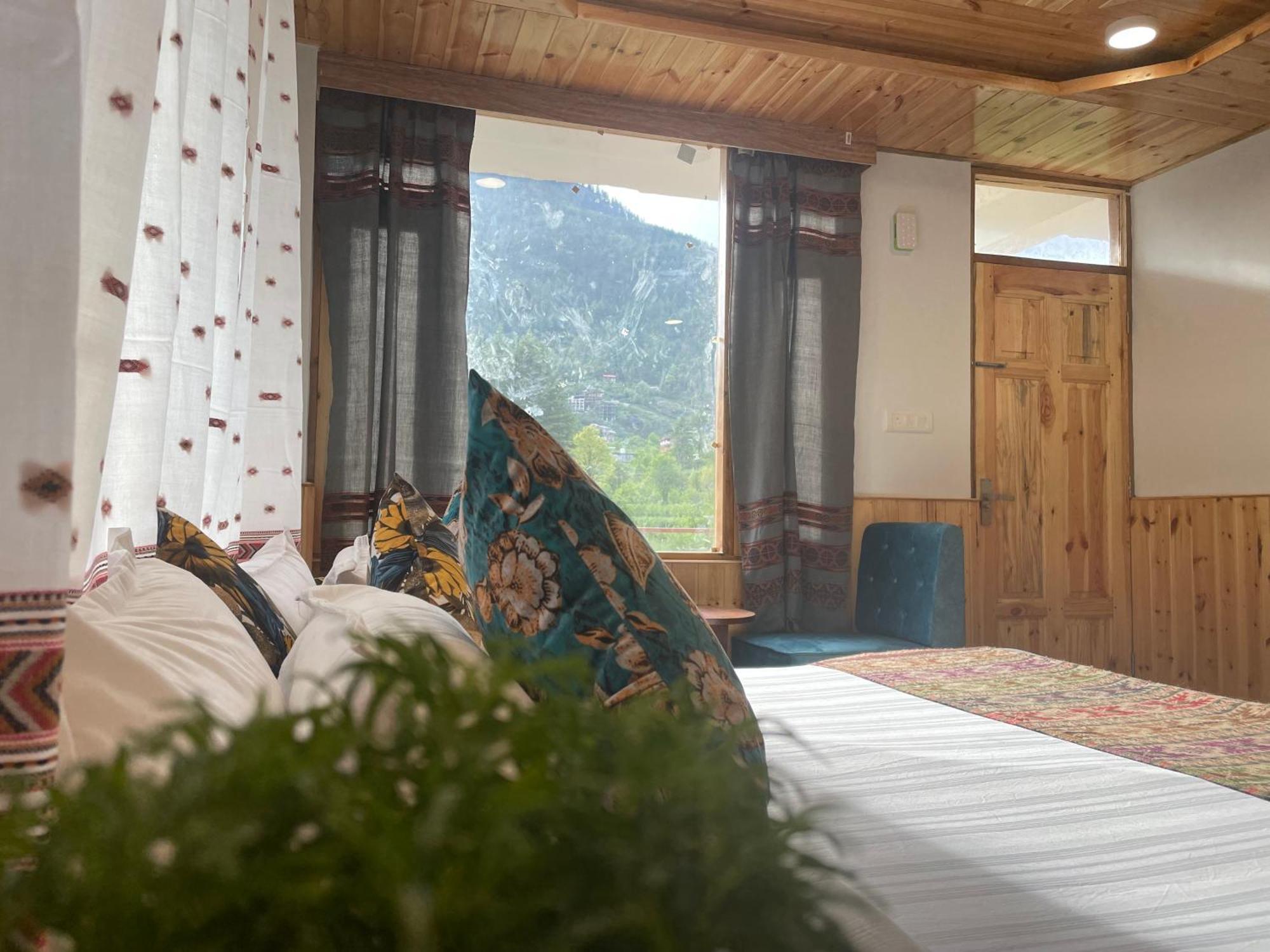 Resort Apple Flower By Rohtang Family Hotels- Balcony & Mountain View, Near Mall Road, Personal Parking - Manali (Himachal Pradesh), Manali